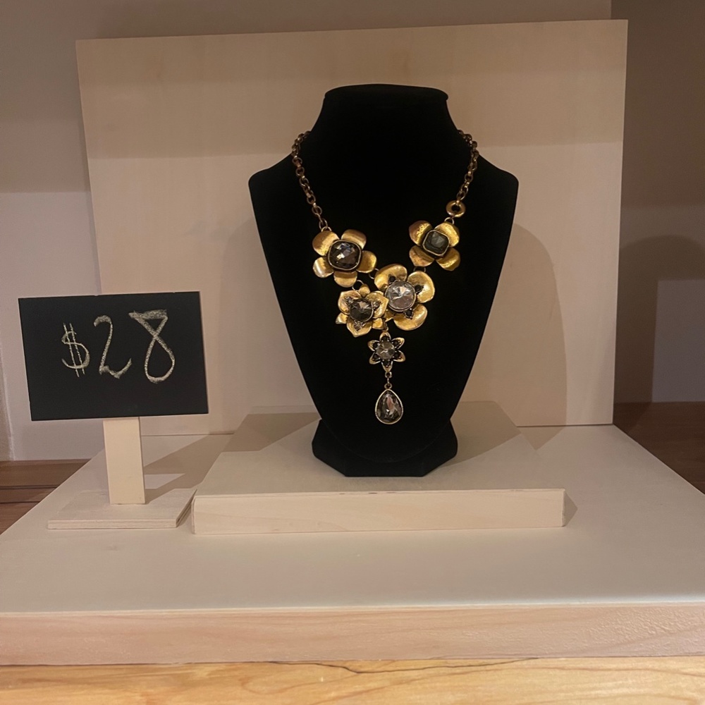 FLORAL STATEMENT NECKLACE - Picture 2 of 4
